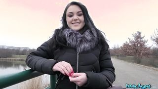Orosz fiatal fiatalasszony pénzért kufircol