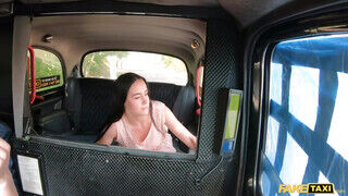 Fake Taxi - Tinédzser csajszika hancúrozik a taxiban