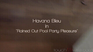 Havana Bleu várja a gigantikus pöcst
