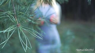 Szöszke termetes mellű tinédzser spiné az erdőben