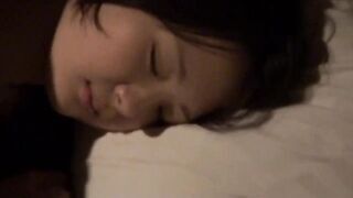 Alvó japán zsenge barinő megrakva