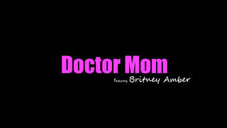 Moms Teach Szex - Britney Amber a szőrös vaginás milf