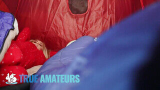 True Amateur - Lacey a sátorban bírja kettyinteni