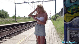 Public Agent - Marilyn Crystal a vonatállomáson kufircol