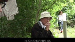Oldje - dupla idős basz meg egy tinicsajt az erdőben