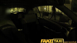 FakeTaxi - olasz fiatalasszony a taxiban lovagol