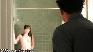 DarkX - Zsenge lány a zuhany alatt hancúrozik