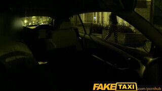 FakeTaxi - Olasz bige a taxiban kefél