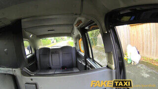 FakeTaxi segítőkész világos szőke lábbal is meghágja a taxist