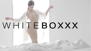 White Boxxx - Emily Cutie a 20 éves fiatal gádzsi