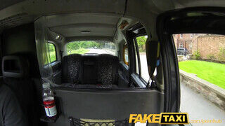 FakeTaxi - Satine Spark benyeli a taxis faszát