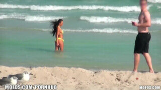 Mofos - amatőr bikinis csajszi a partról