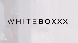 WHITEBOXXX - Vanessa Decker gyengéden kúrel