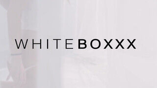 WHITEBOXXX - Világos Szőke zsenge leányzó extra masszázst kap