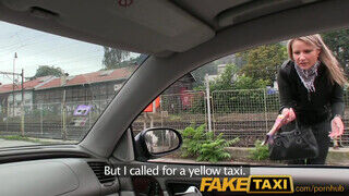 FakeTaxi - Samantha Jolie benyeli a taxis faszát
