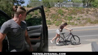 TeensLoveanál - segg lyukba együttlét a bringán