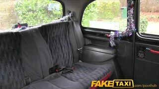 FakeTaxi - hátsó nyílásba a taxiban