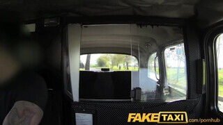 FakeTaxi - ártatlan kicsike zsenge nőci és a vastag nyeles aszpirin