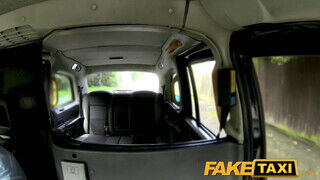 FakeTaxi - szöszke Milf keményen bírja