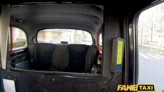 Fake Taxi - 19 éves tinédzser pipi kamatyolni akart