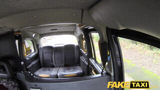 Fake Taxi - Holly Kiss a csöcsös szöszi milf