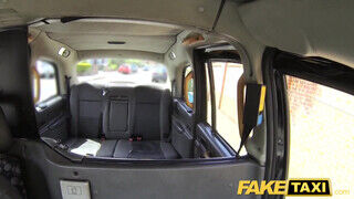 Fake Taxi - Ava Austen hátsó lyukba is akarja