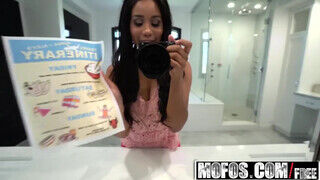 Mofos - Jenna Foxx a bazinagy tőgyes fekete fiatalasszony