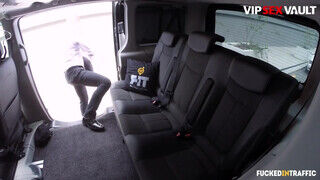 FuckedInTraffic - Sofi Goldfinger ruszki picsa és a hátsó ülés