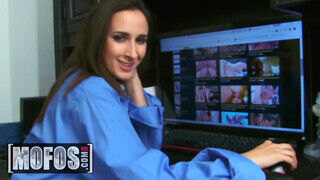 MOFOS - Ashley Adams a nagyméretű cicis zsenge