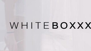 WHITEBOXXX - Nancy beleül a termetes farokba
