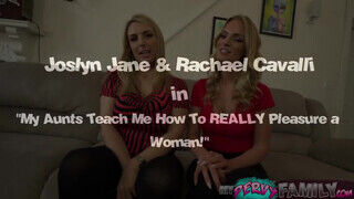 Rachael Cavalli és Joslyn Jane nyalja egymást