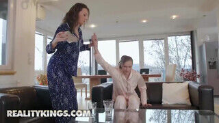 Reality Kings - Stacy Cruz és Isabella De Laa édeshármasban kettyintenek