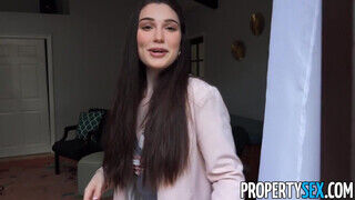 PropertySex - Lily Lou a főnök faszát benyeli