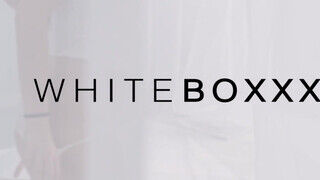 WhiteBoxxx - Leanne Lace kinyalatja a kicsike nuniját