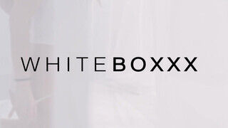 WhiteBoxxx - Lola Myluv szexin ujjazza magát