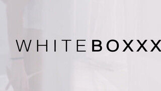 WHITEBOXXX - Nicole Black kinyalatja a nuniját