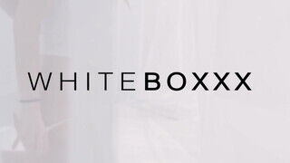 WhiteBoxxx - Naomi bevállalja a bazinagy rúdat