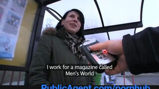 PublicAgent - kisasszony a buszmegállóból