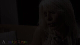 MIXEDX - MIlf mami megollózza a tinédzser lányát
