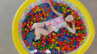 Tiny4K - Dolly Little a csábos vörös hajú zsenge