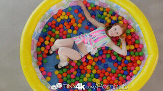 Tiny4k - Dolly Little a kicsike cickós vörös
