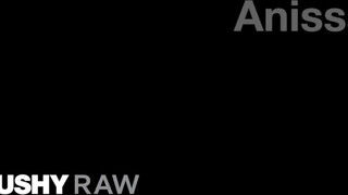 TUSHYRAW - Anissa Kate hátsójába pélót tolnak