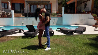 MOMxxx - Tina Fire a termetes kannás csoki milf