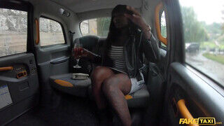 Fake Taxi - Óriás cickós csoki milf megkefélve