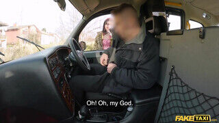 Fake Taxi Driver - Tetkós fiatal pipi kiéhezett a taxiban