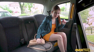 Fake Taxi - Kira Love a vörös hajú tinédzser pipi
