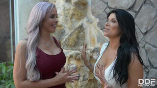 Nina Elle és Romi Rain édeshármasban kettyintenek