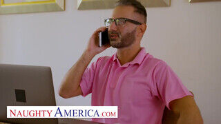 Naughty America - Scarlett Bloom a szomszéddal baszik