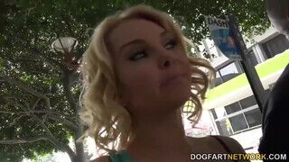 Aaliyah Love lovagol a bazinagy faszon