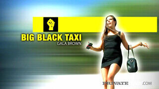 Gala Brown a taxiban kamatyol